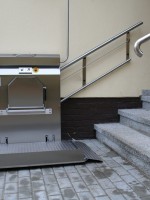 Plattformlift in Edelstahl :: Plattformlift mit zusätzlichen Klappsitz